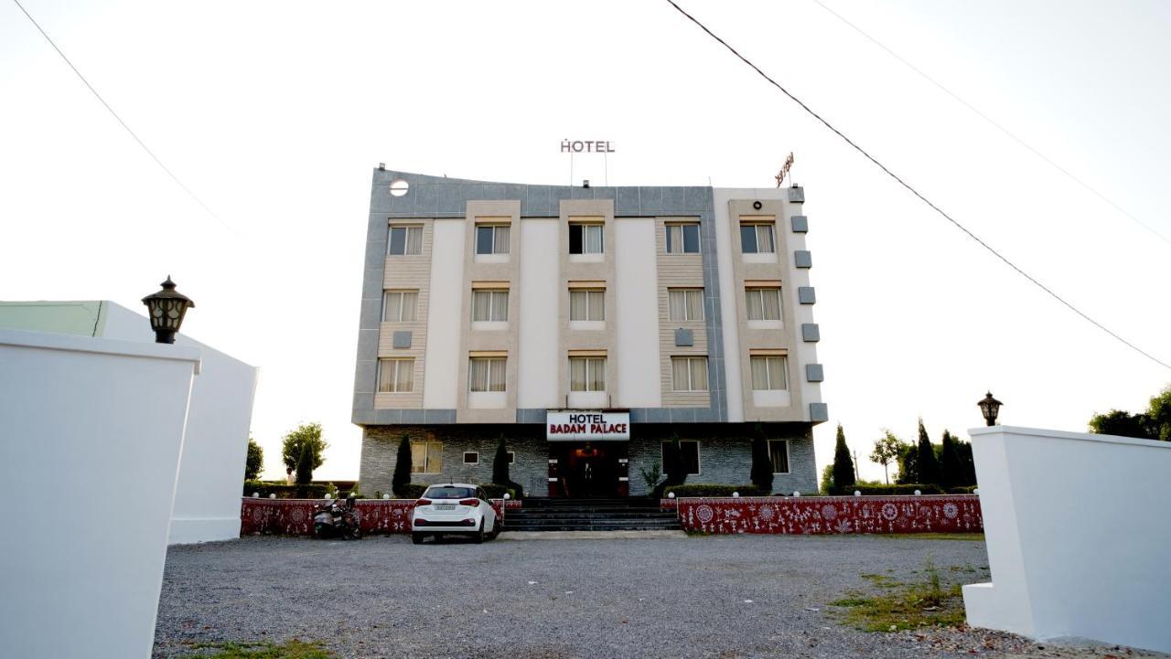 Hotel Badam Palace อุเดเปอร์ ภายนอก รูปภาพ